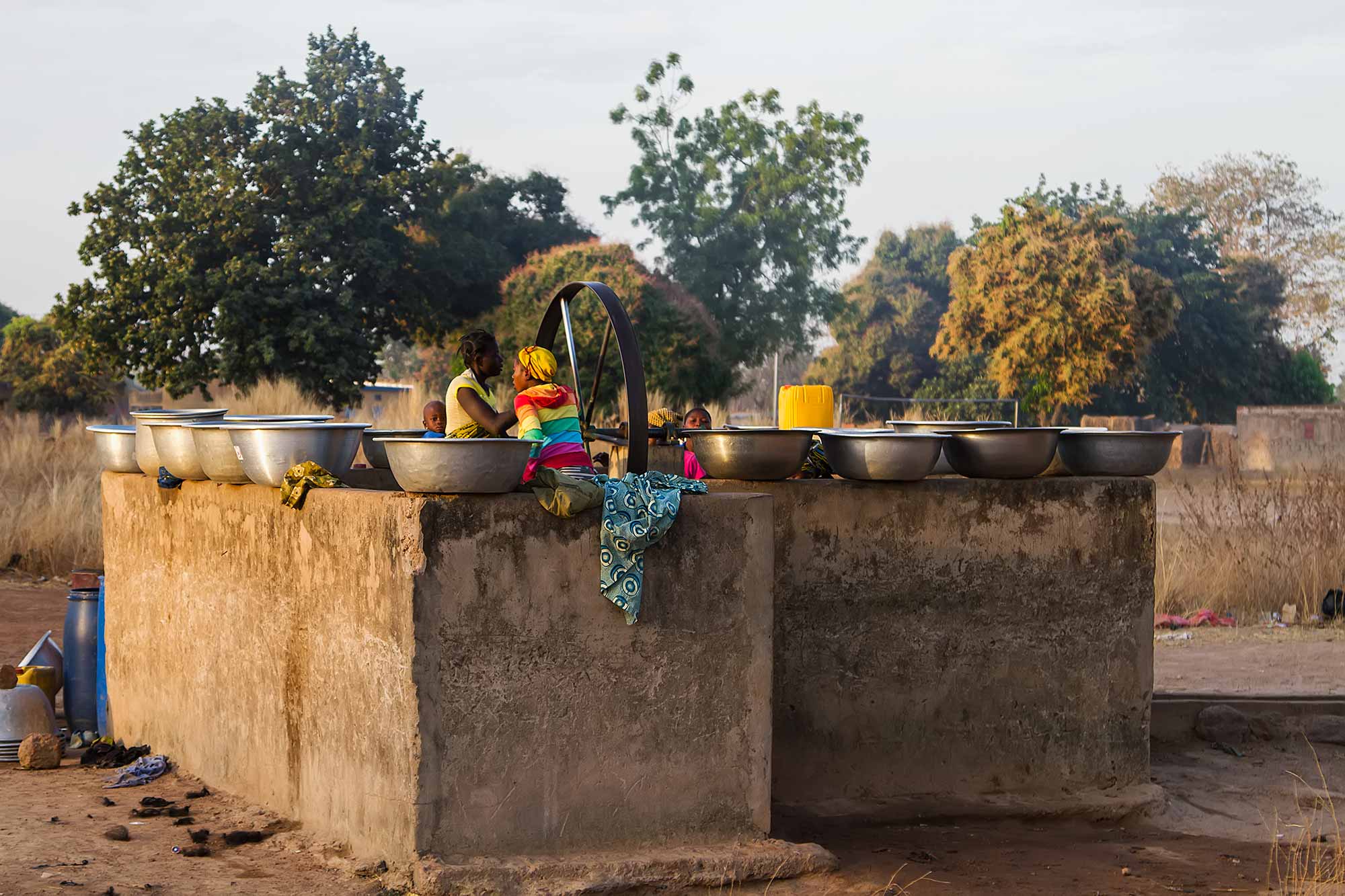 banfora-family-washing-cloths-burkina-faso-africa