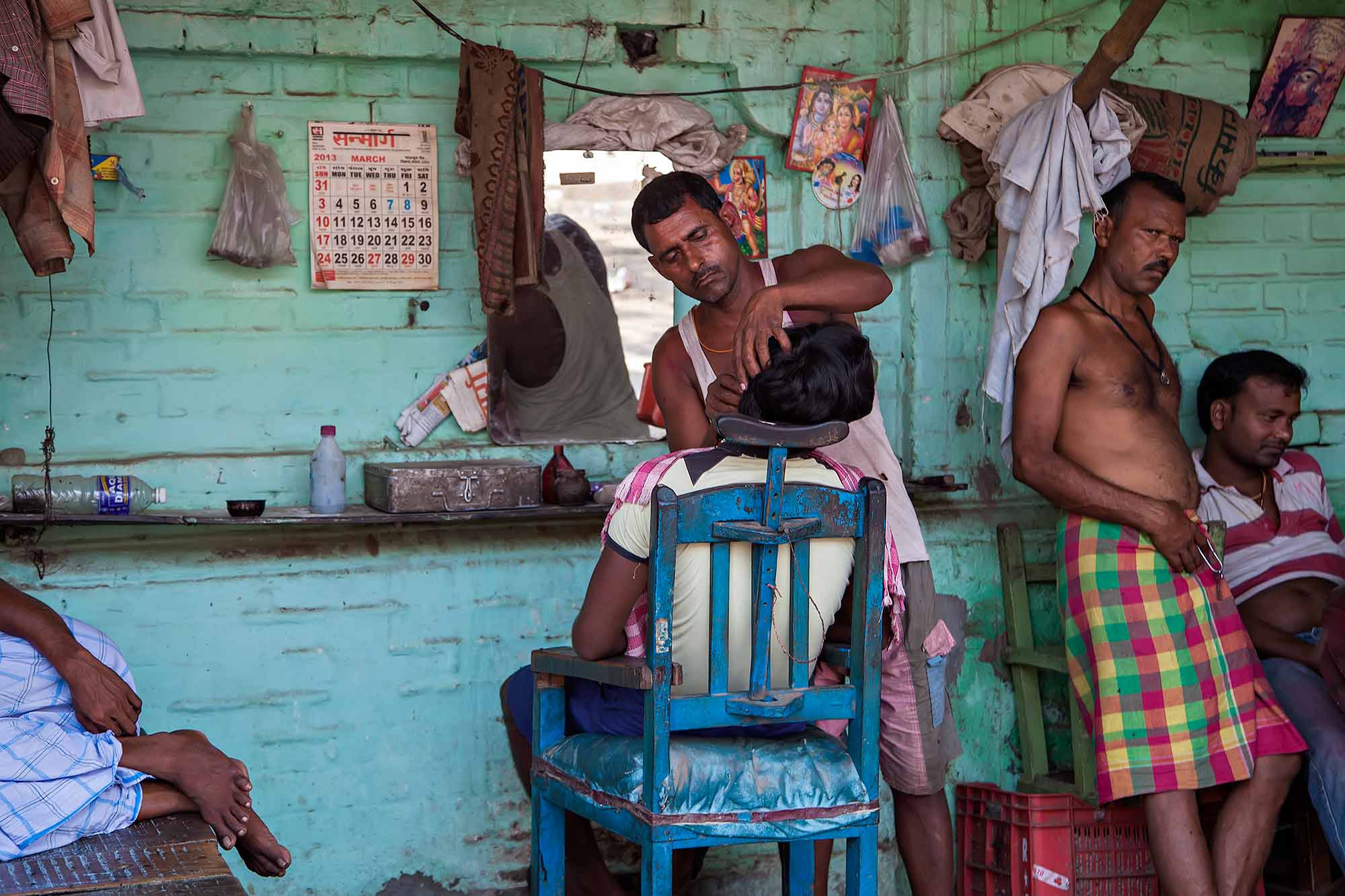 barber-shop-in-the-streets-of-kolkata-india