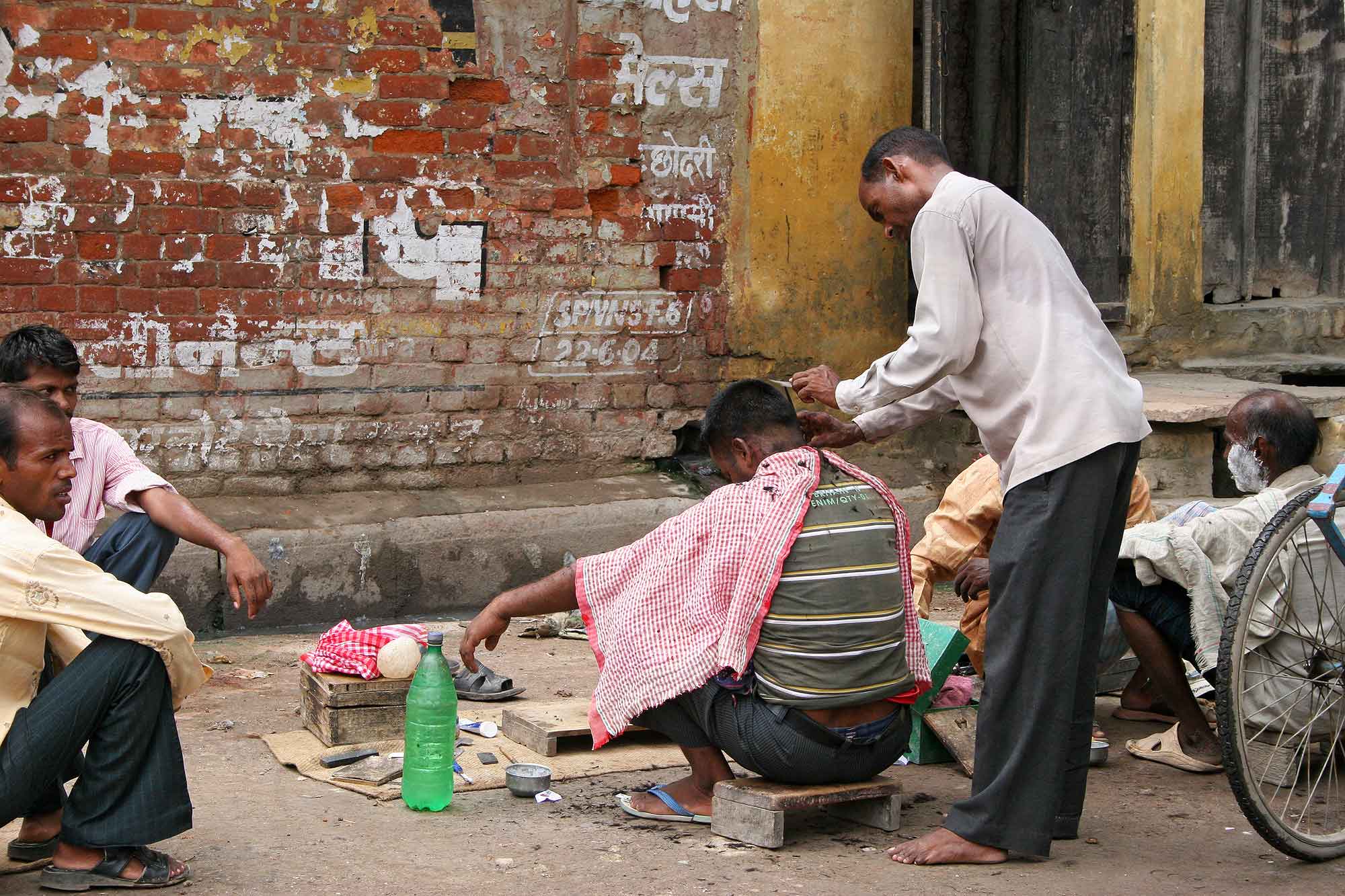 barber-shop-streets-varanasi-india