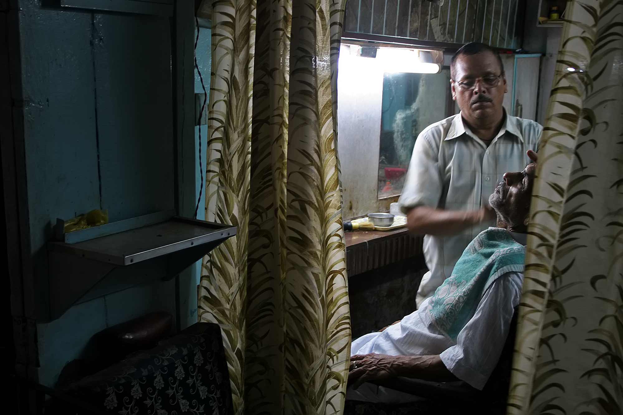 barber-shop-varanasi-india