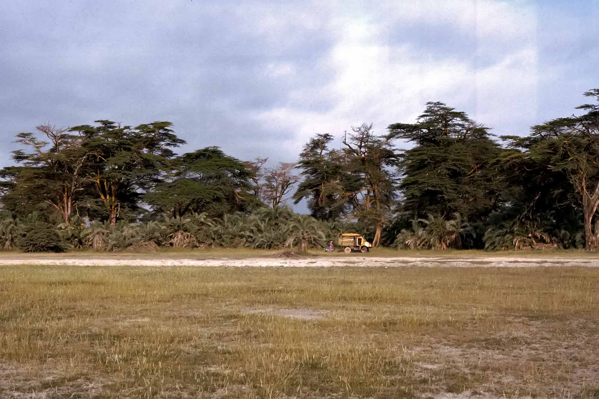 camping-kenya-amboseli-national-park-africa-unimog