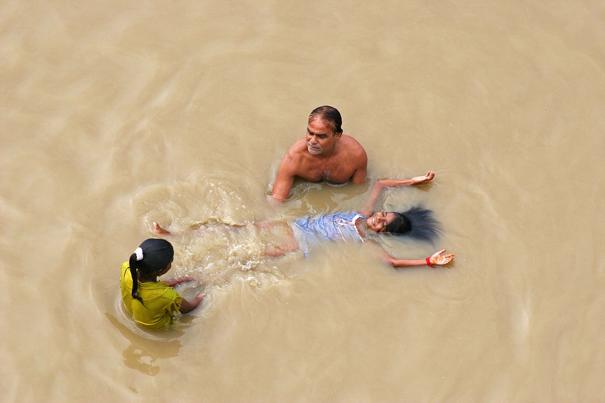 family-shores-ganges-varanasi-india