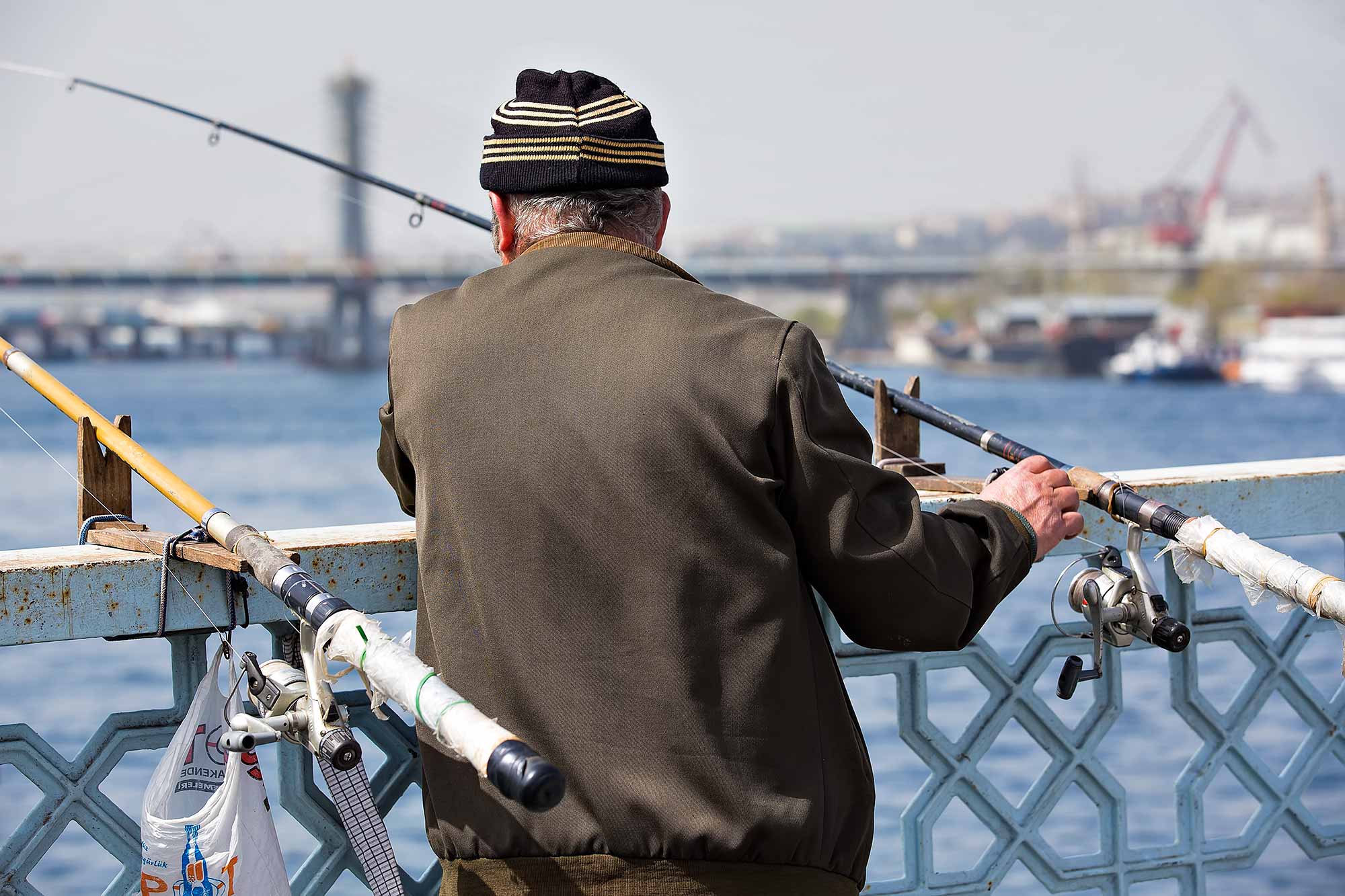 Fishing on the Galata Bridge in Istanbul, Turkey. © Ulli Maier & Nisa Maier
