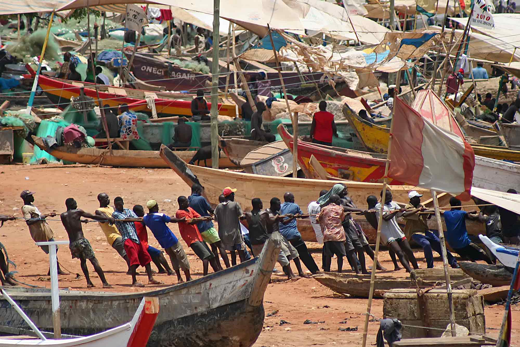 fisherman-pulling-in-boat-elimna-fort-ghana