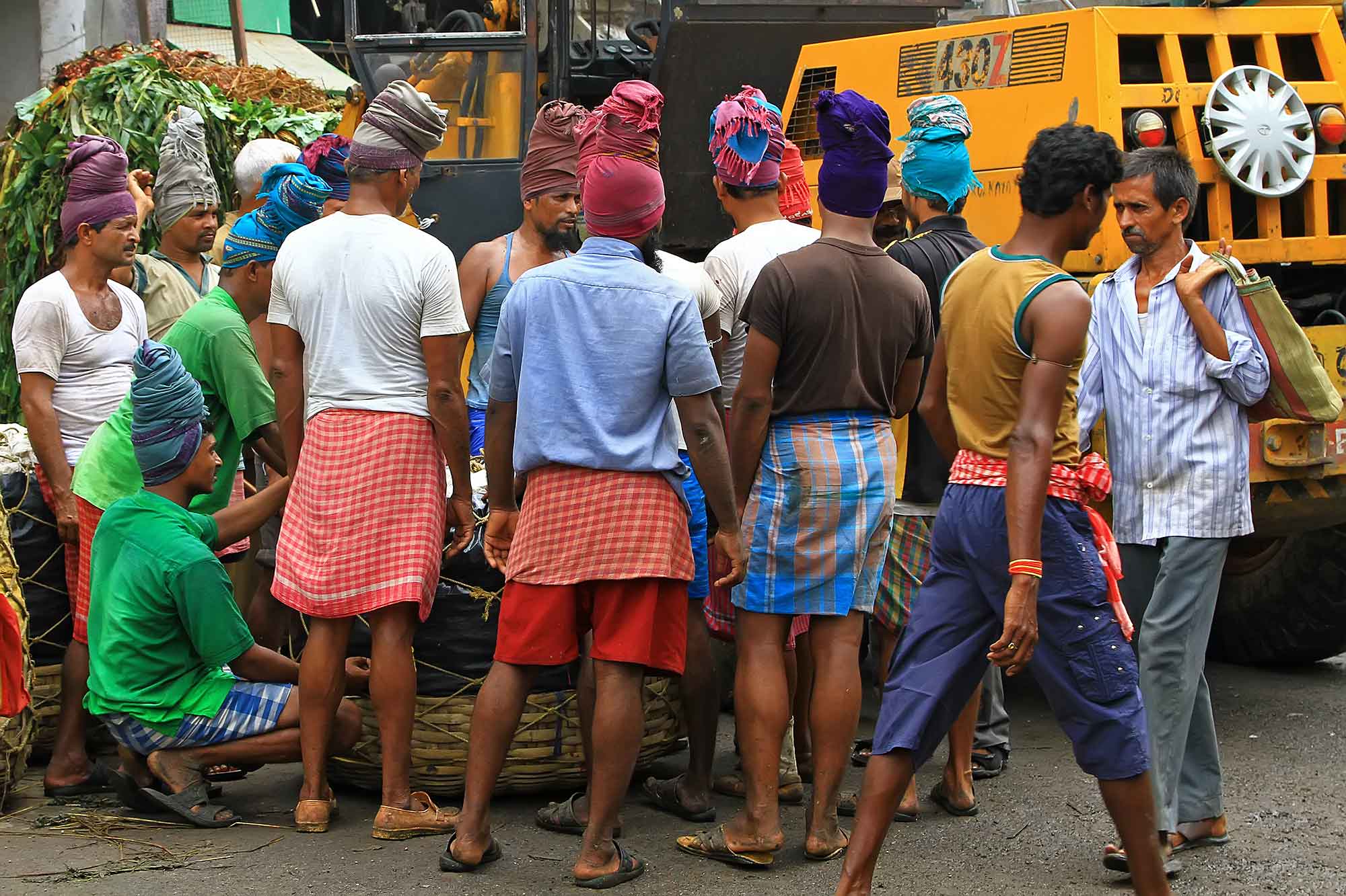 fruit-wholesale-market-kolkata-india-working-men