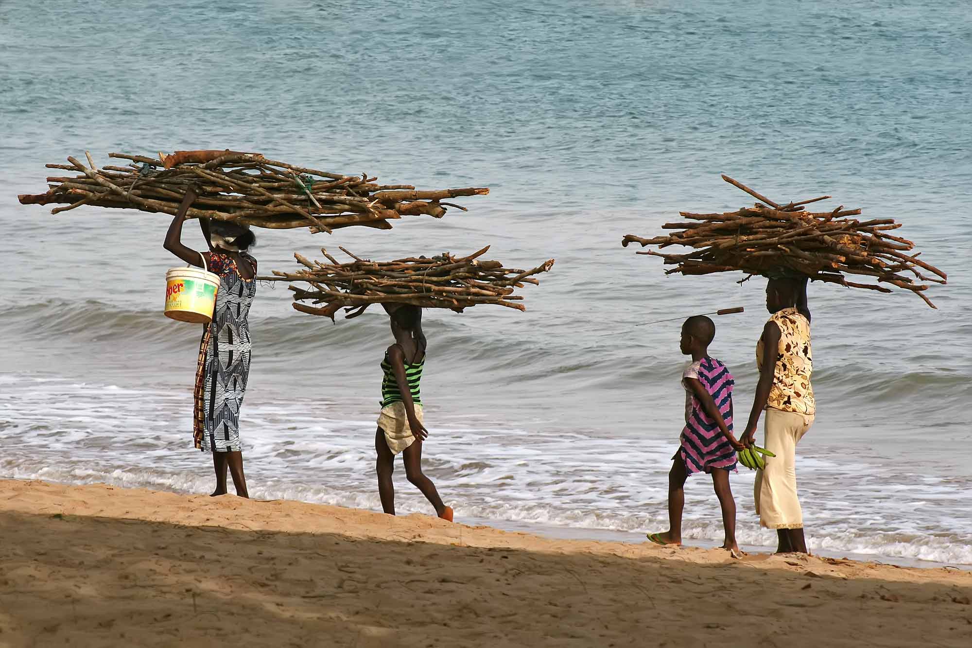 ghana-africa-takoradi-beach-family-walking-home