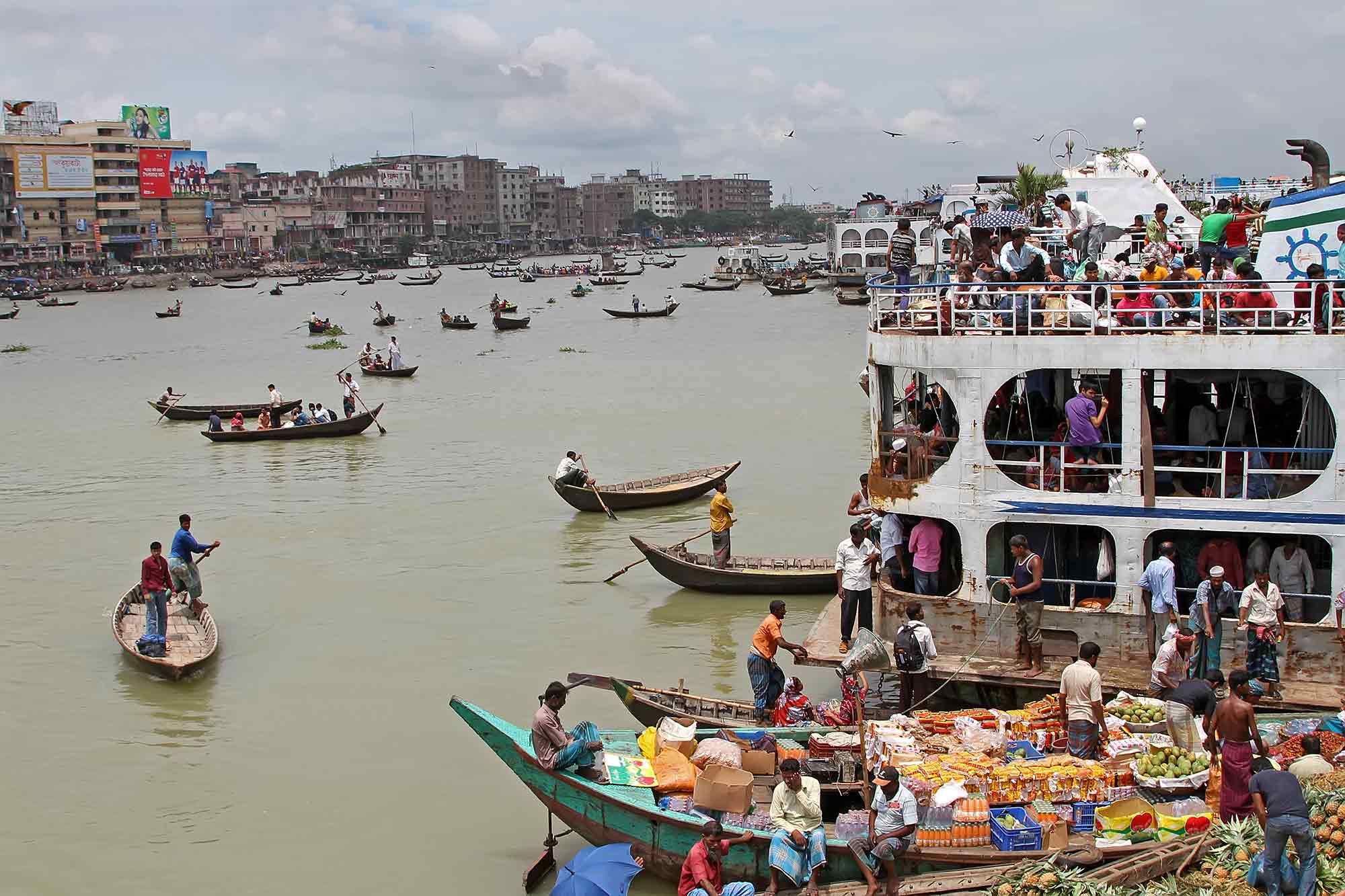 Launches at Sadarghat Port in Dhaka, Bangladesh. © Ulli Maier & Nisa Maier