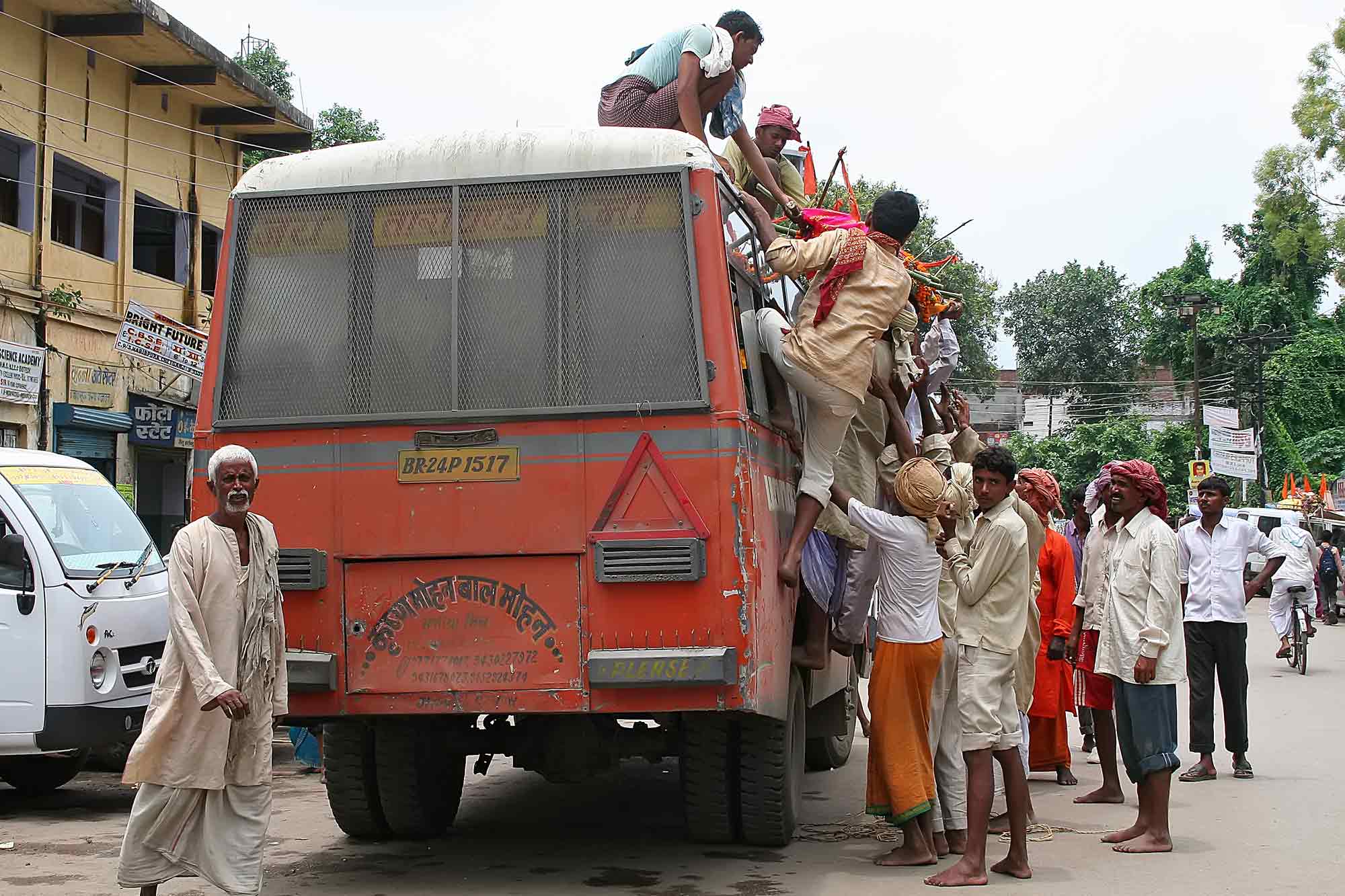 loading-bus-with-dead-human-body-varanasi-india