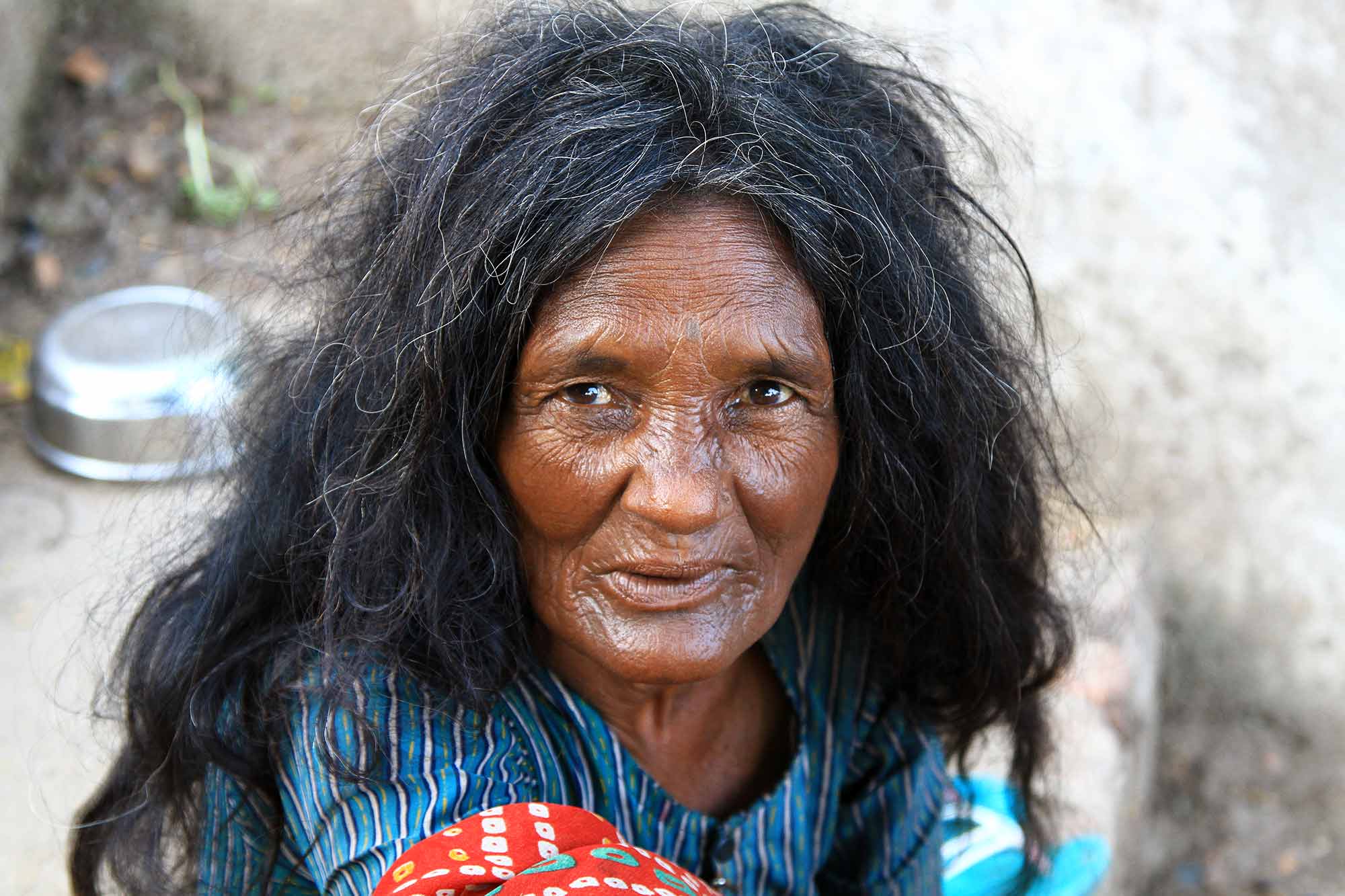 portrait-homeless-woman-in-varanasi-india