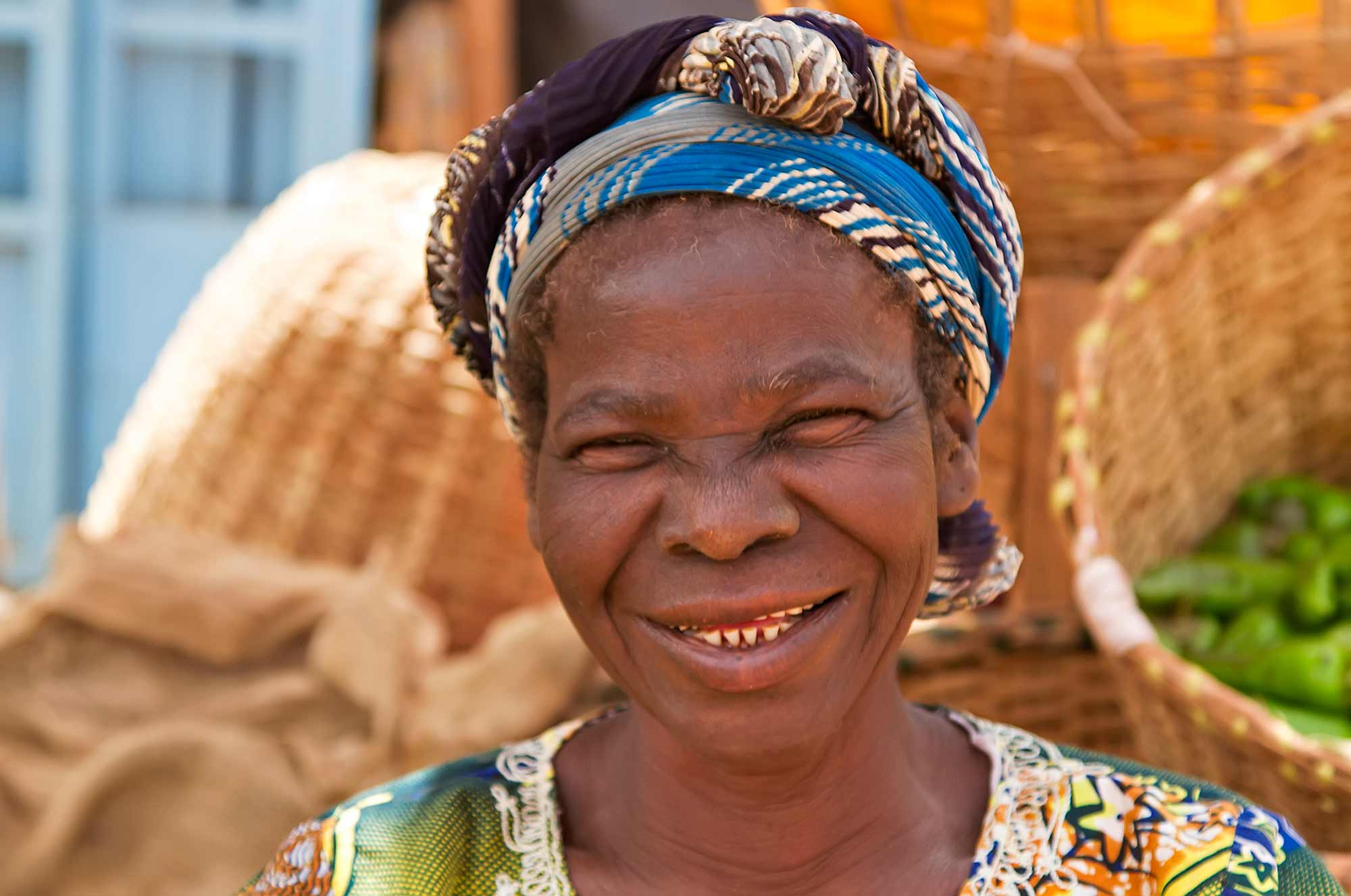 portrait-market-woman-burkina-faso-ouagadougou-africa