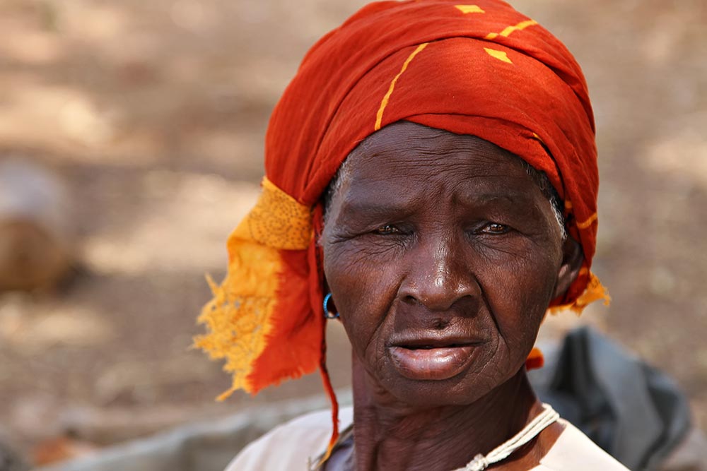 portrait-woman-gold-worker-burkina-faso-africa-featured