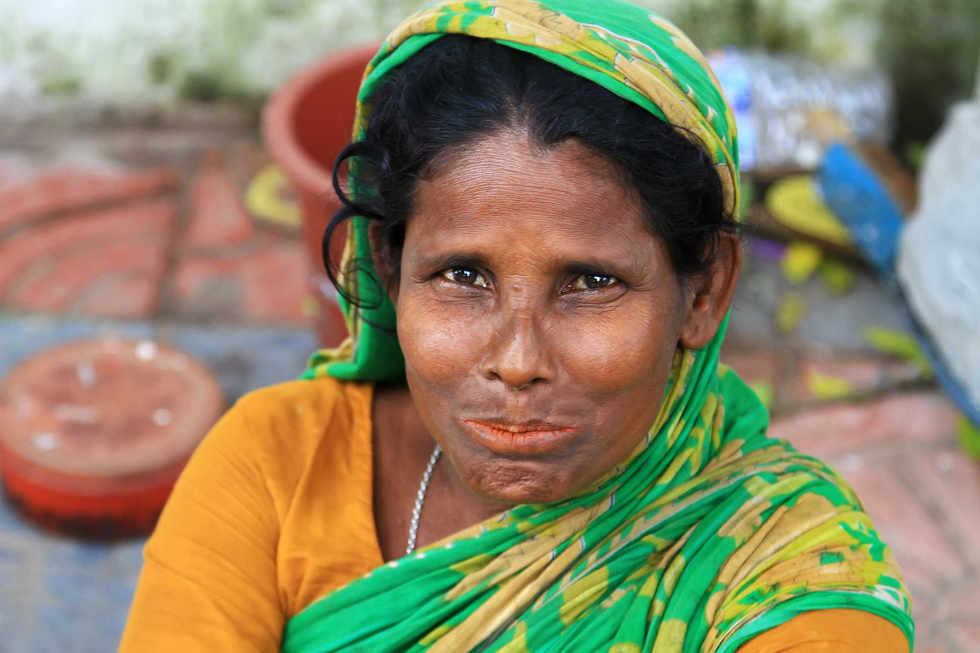 portrait-woman-streets-dhaka-bangladesh