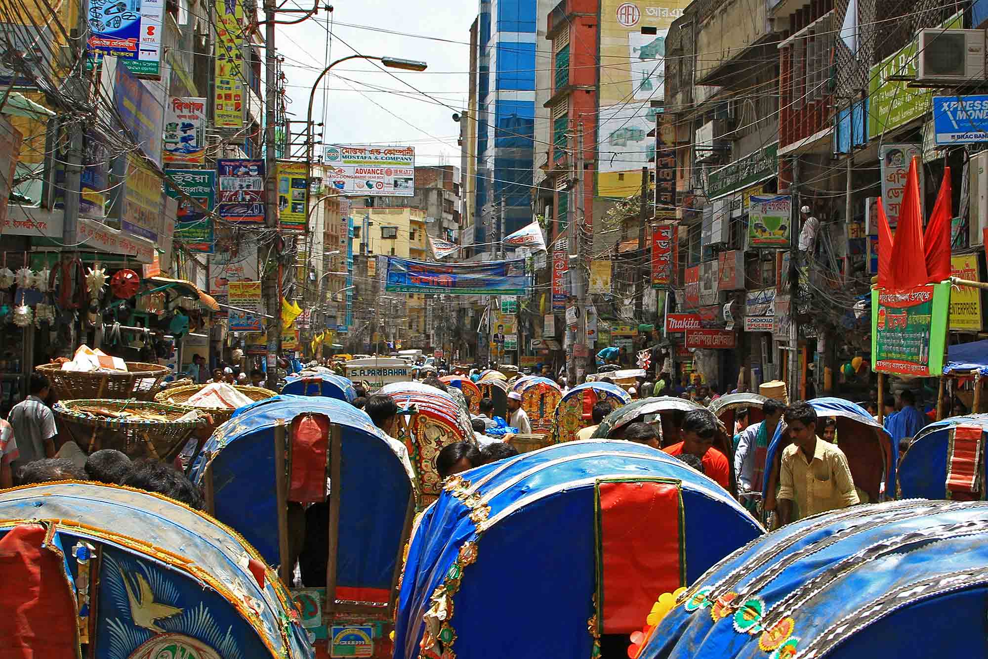 Just another normal traffic scene in Dhaka. © Ulli Maier & Nisa Maier