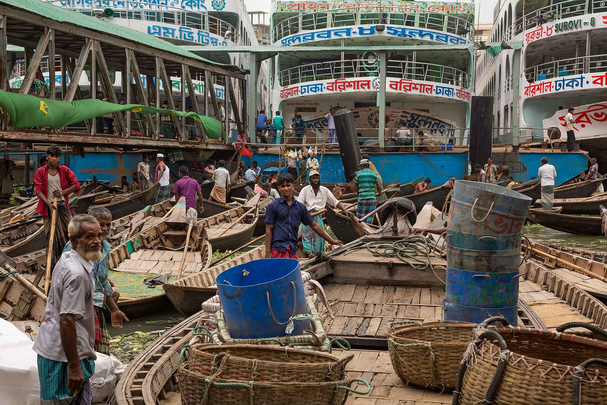The Sampans – the small wooden boats, powered and steered by one oar – are a lifeline in Dhaka, Bangladesh. © Ulli Maier & Nisa Maier