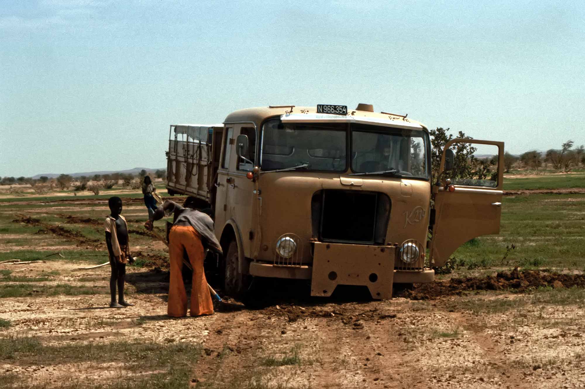 stuck-truck-northern-niger-africa