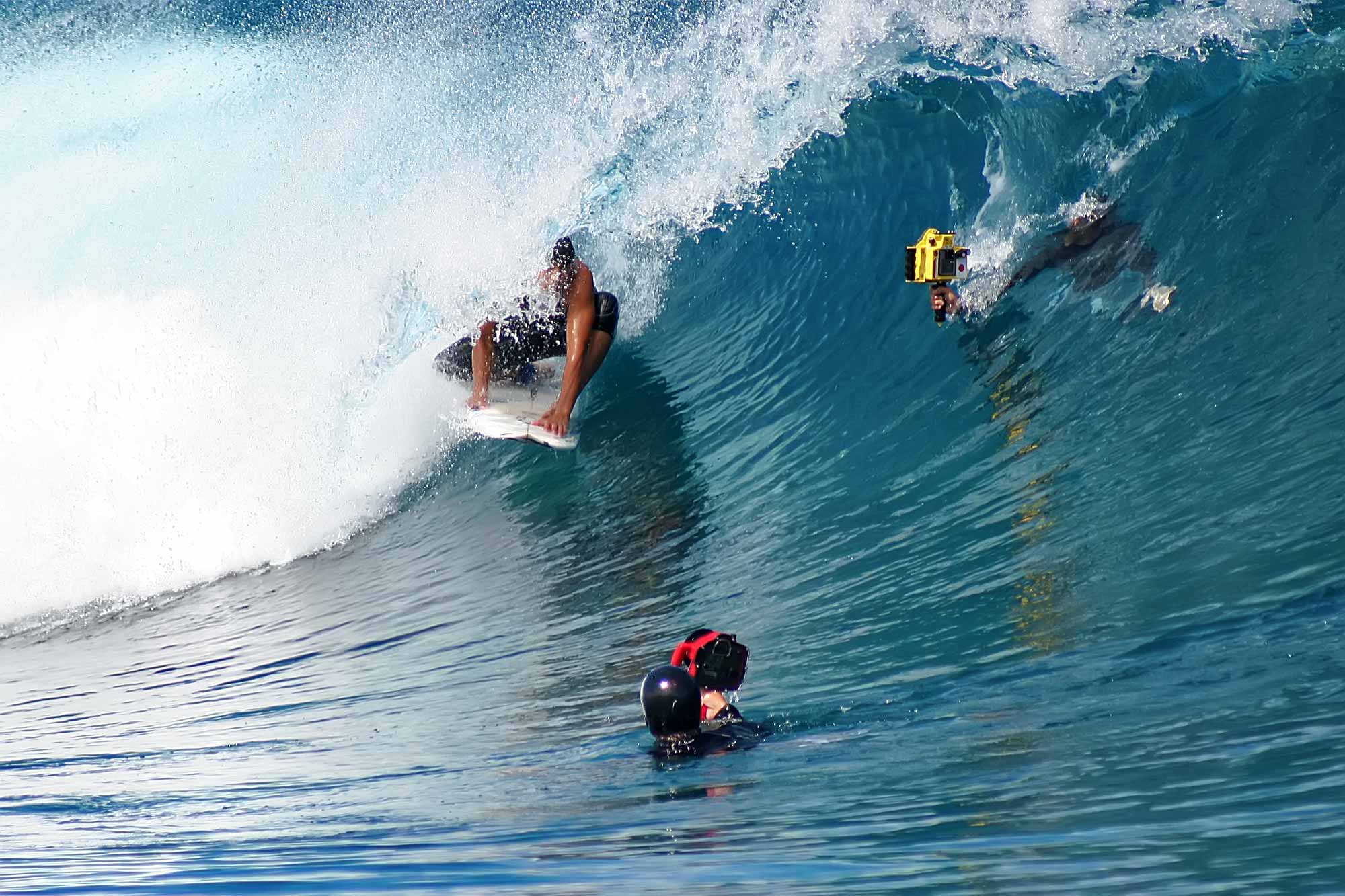 surfer-camera-man-teahupoo-tahiti-french-polynesia