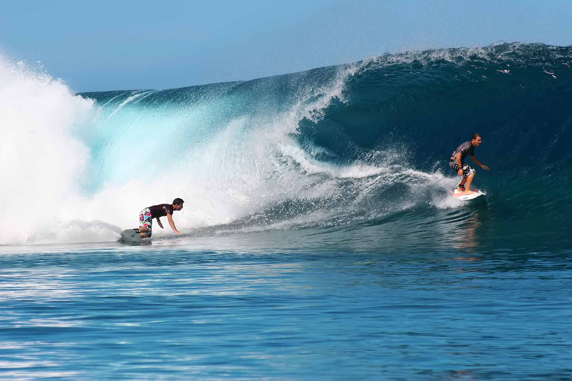 surfing-teahupoo-tahiti-two-surfers