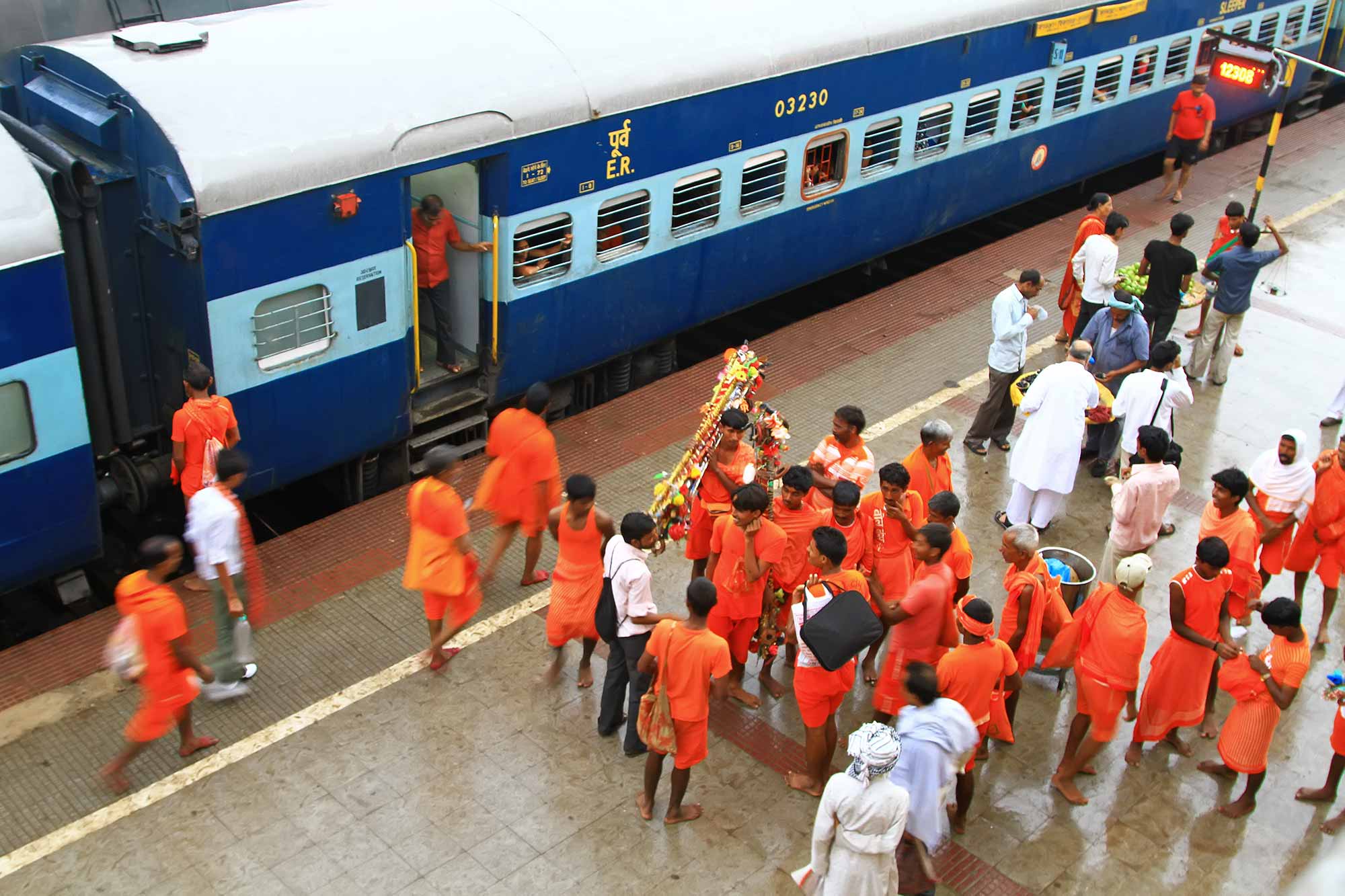 varanasi-train-station-hindus-india
