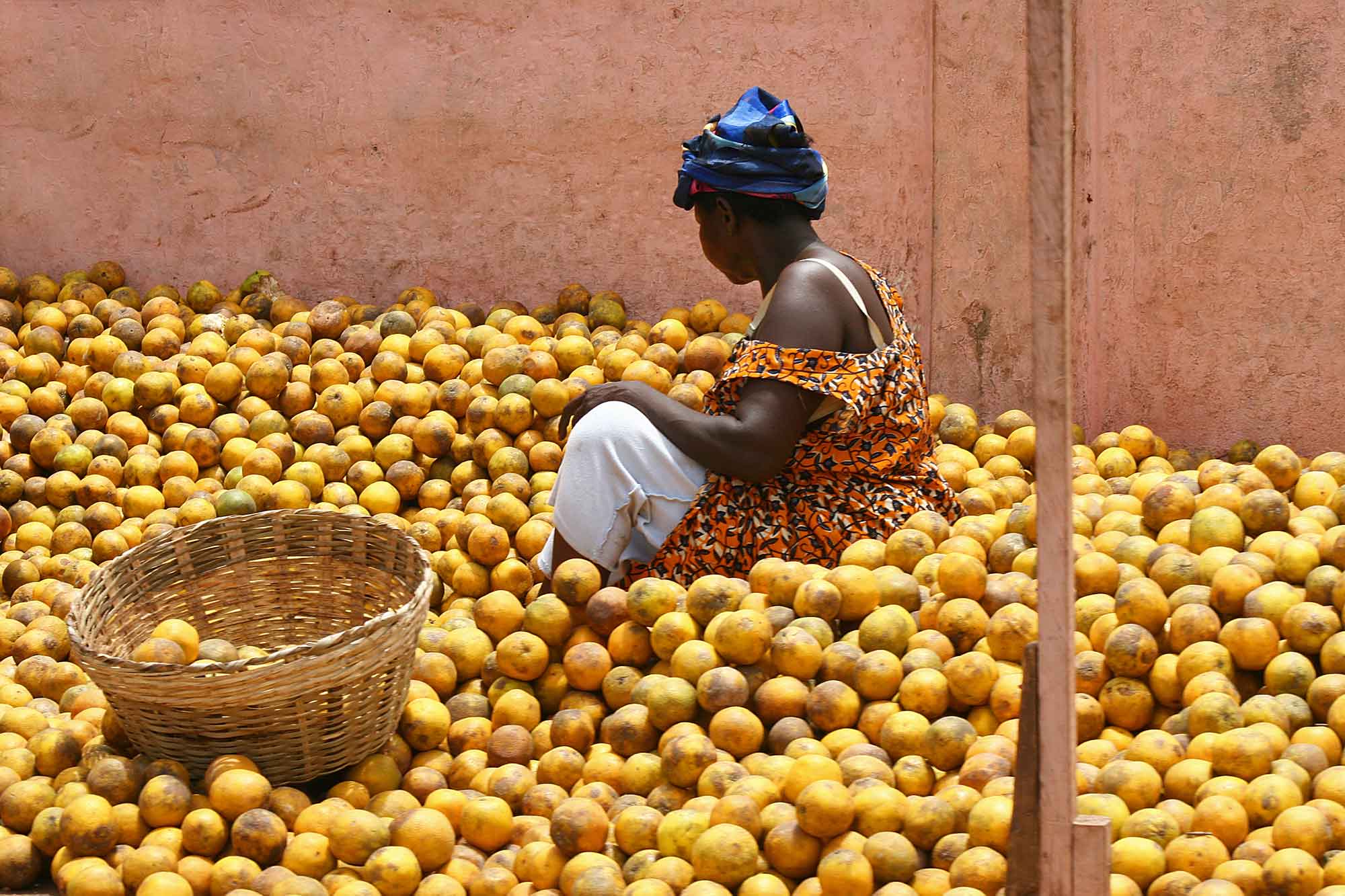 A woman selling oranges at a market in Accra, Ghana. © Ulli Maier & Nisa Maier