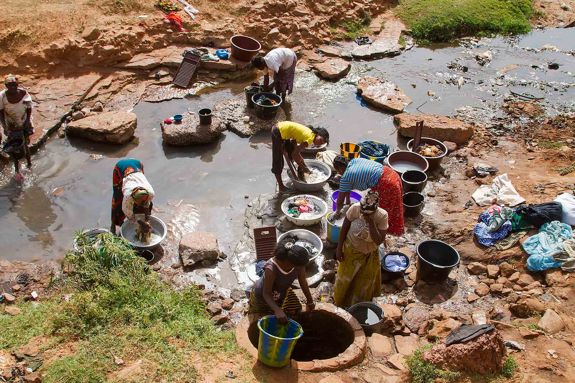 women-washing-river-bobodioulasso-burkina-faso-africa