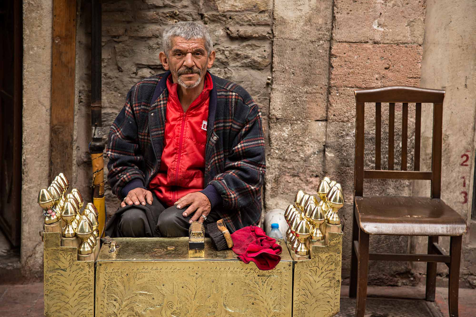 A shoe cleaner in the streets of Istanbul, Turkey. © Ulli Maier & Nisa Maier