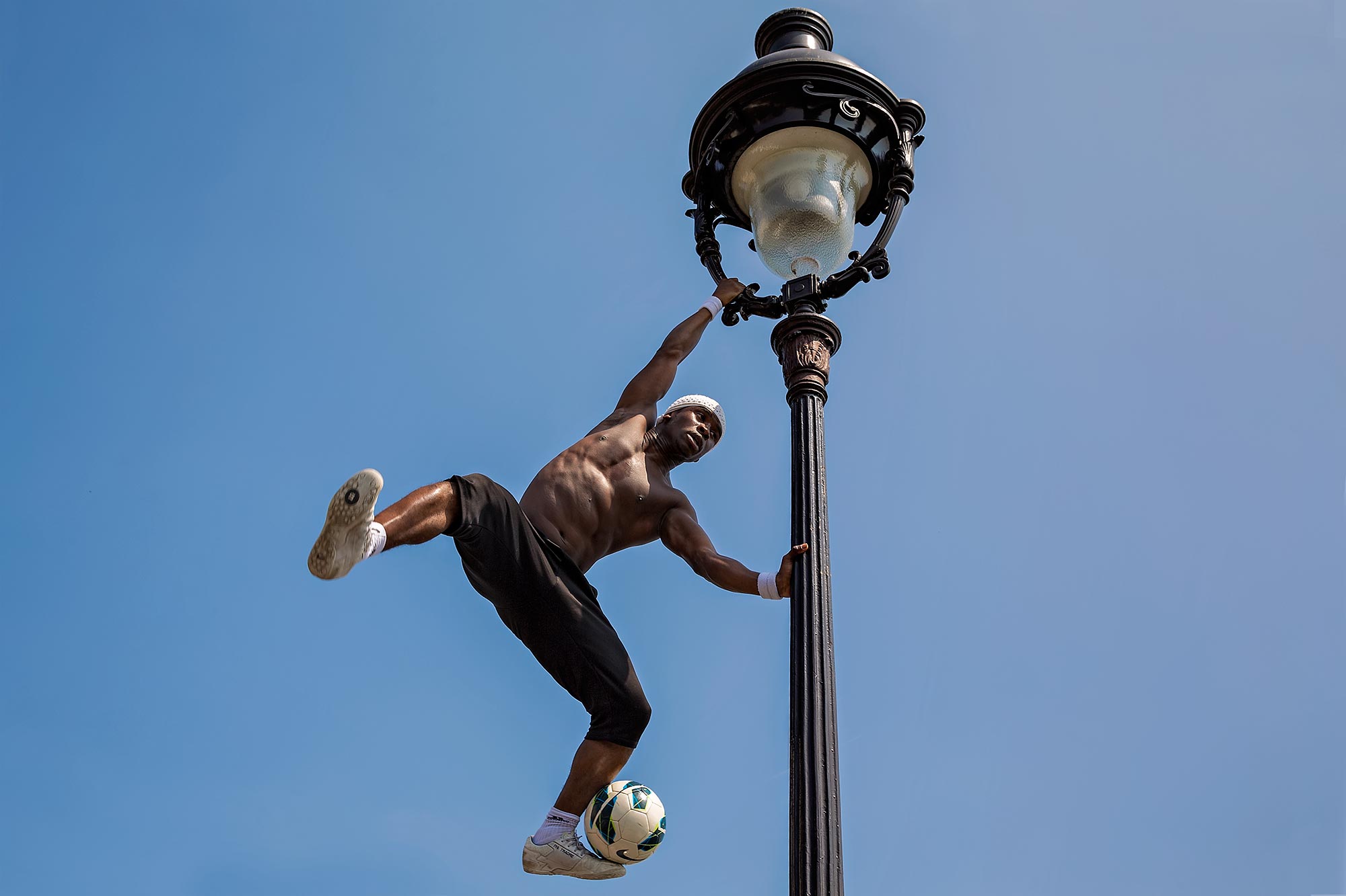 Freestyle footballer Iya Traoré in front of Sacre Coeur in Paris, France. © Ulli Maier & Nisa Maier