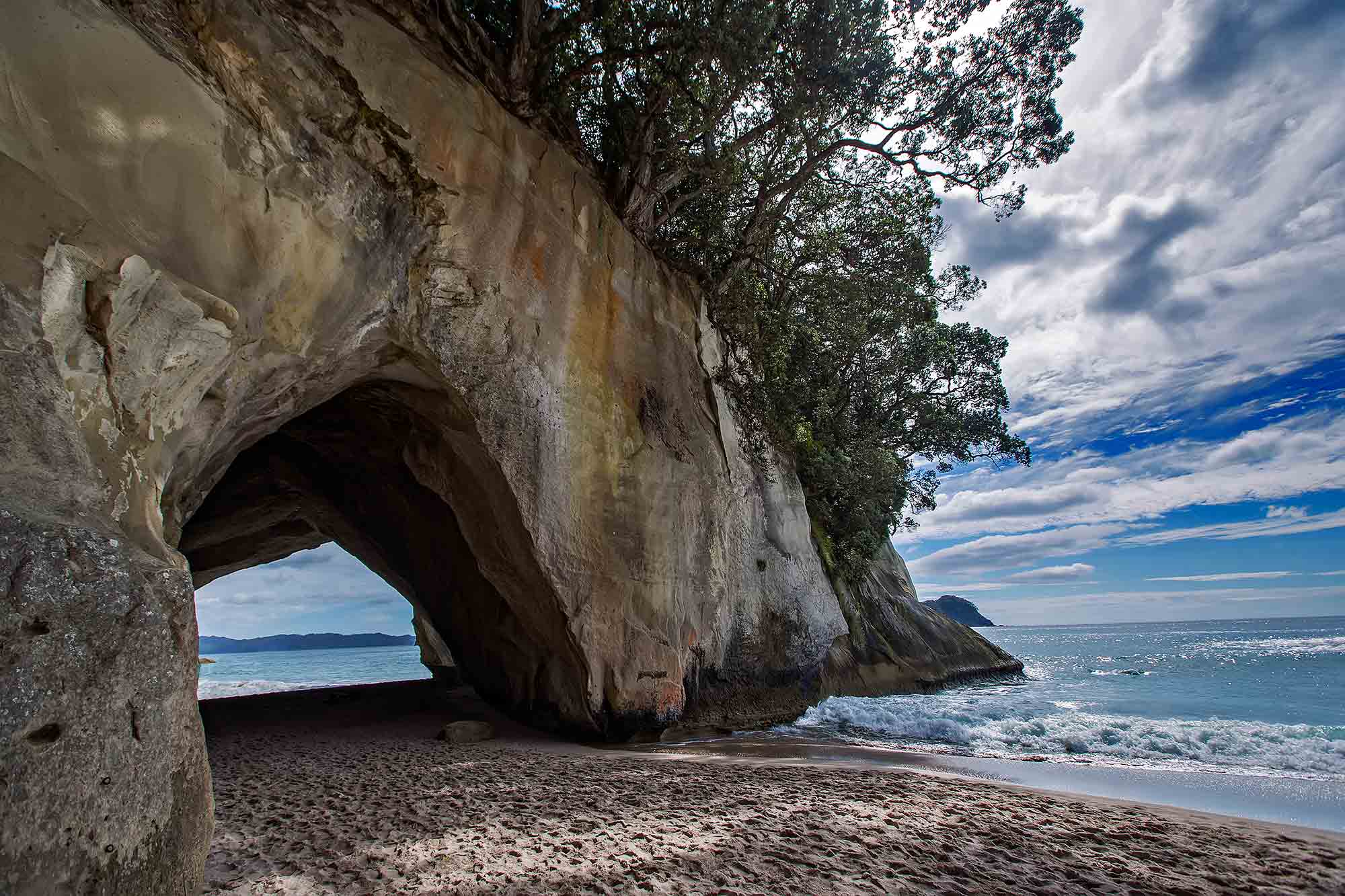 Cathedral Cove, New Zealand. © Ulli Maier & Nisa Maier