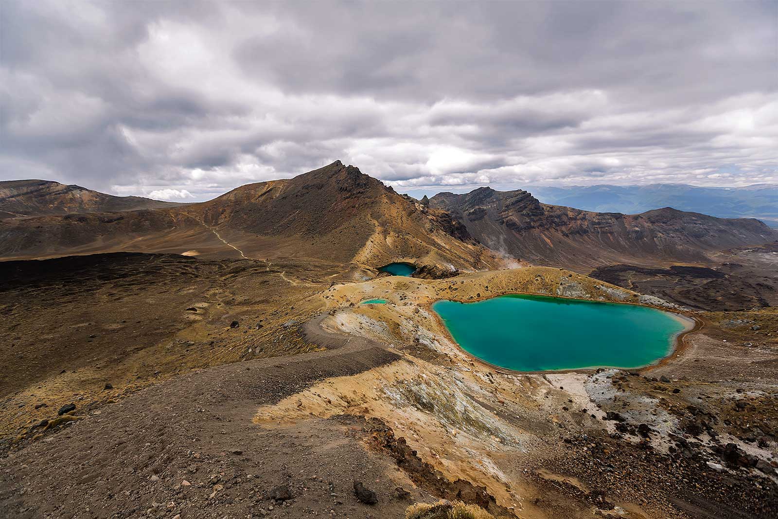 tongariro-alpine-crossing-emeral-lakes-new-zealand-1