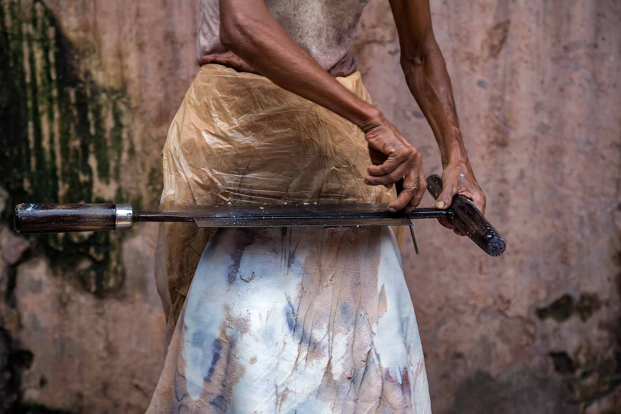 Hands of a man working at a leather tannery in Dhaka, Bangladesh. © Ulli Maier & Nisa Maier