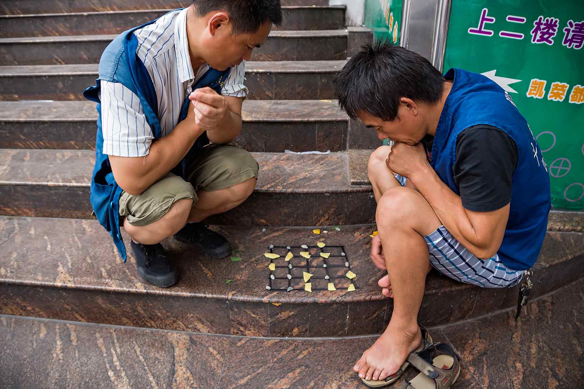Playing a game of Mahjong in the streets of Guangzhou. © Ulli Maier & Nisa Maier