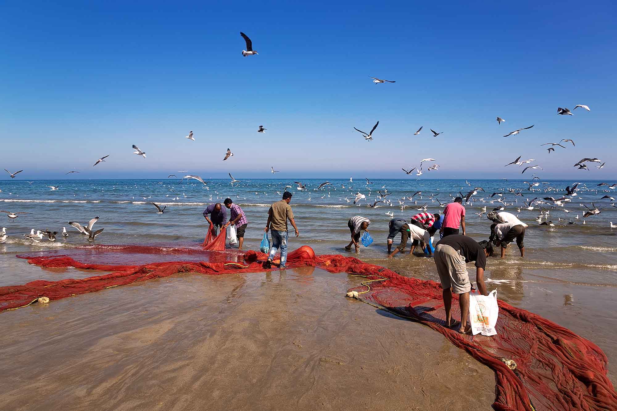 Fishermen at the beach in Al Ashkharah. © Ulli Maier & Nisa Maier