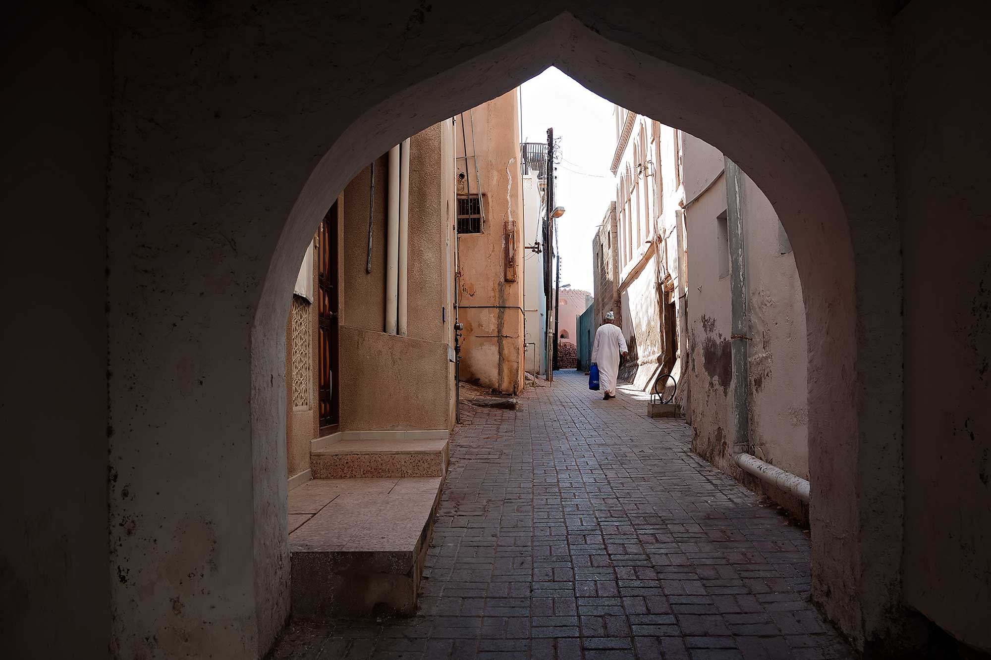 Walking in the old part of Muscat. © Ulli Maier & Nisa Maier