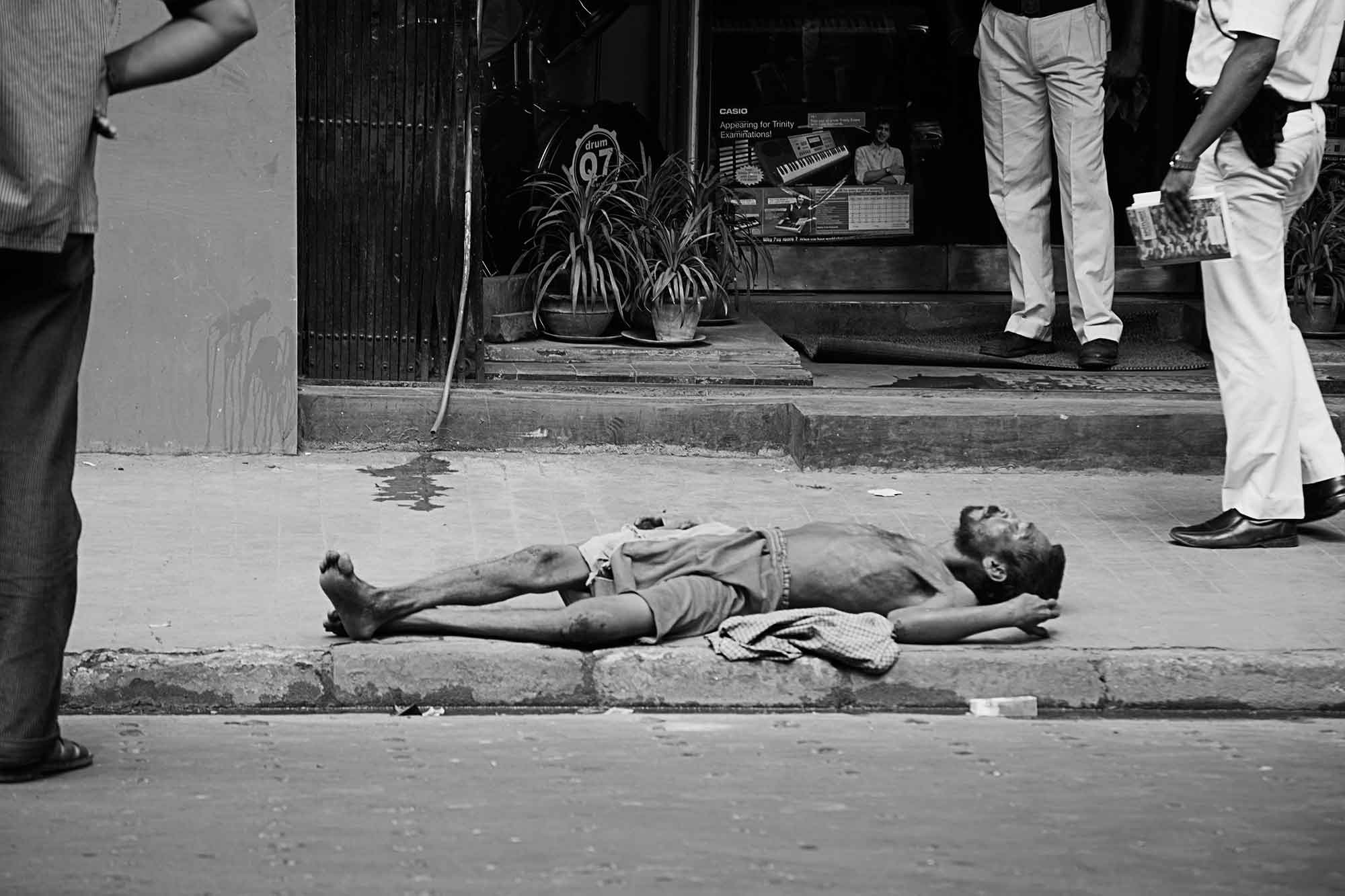 dying-man-streets-kolkata-india