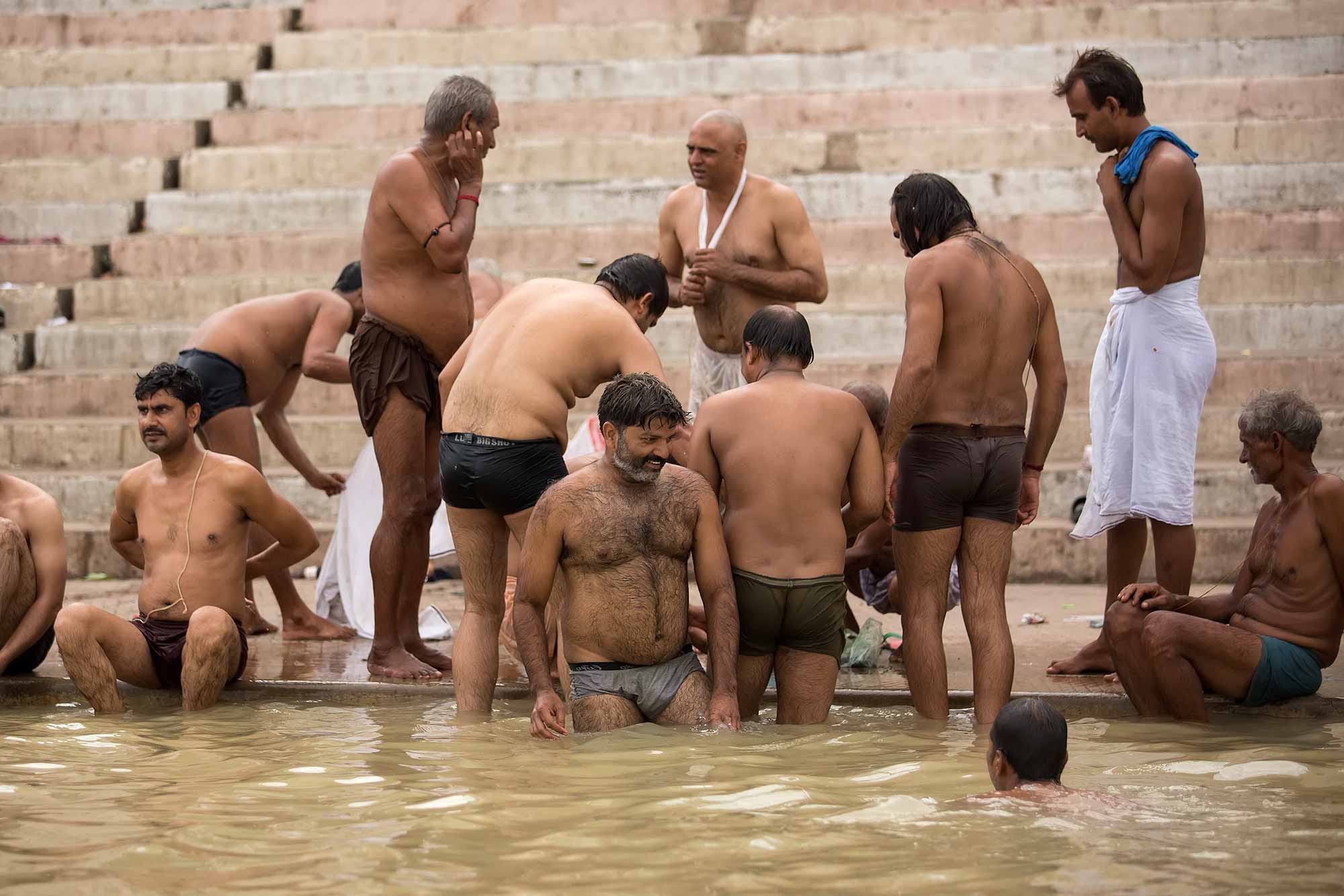men-swimming-washing-ganges-varanasi-india