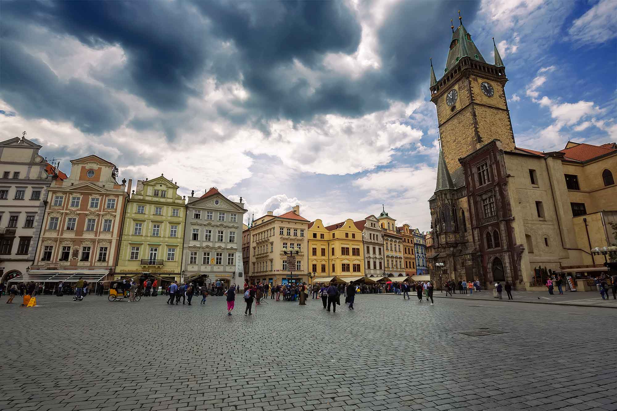 prague-old-town-spare-astonomical-clock-czech-republic