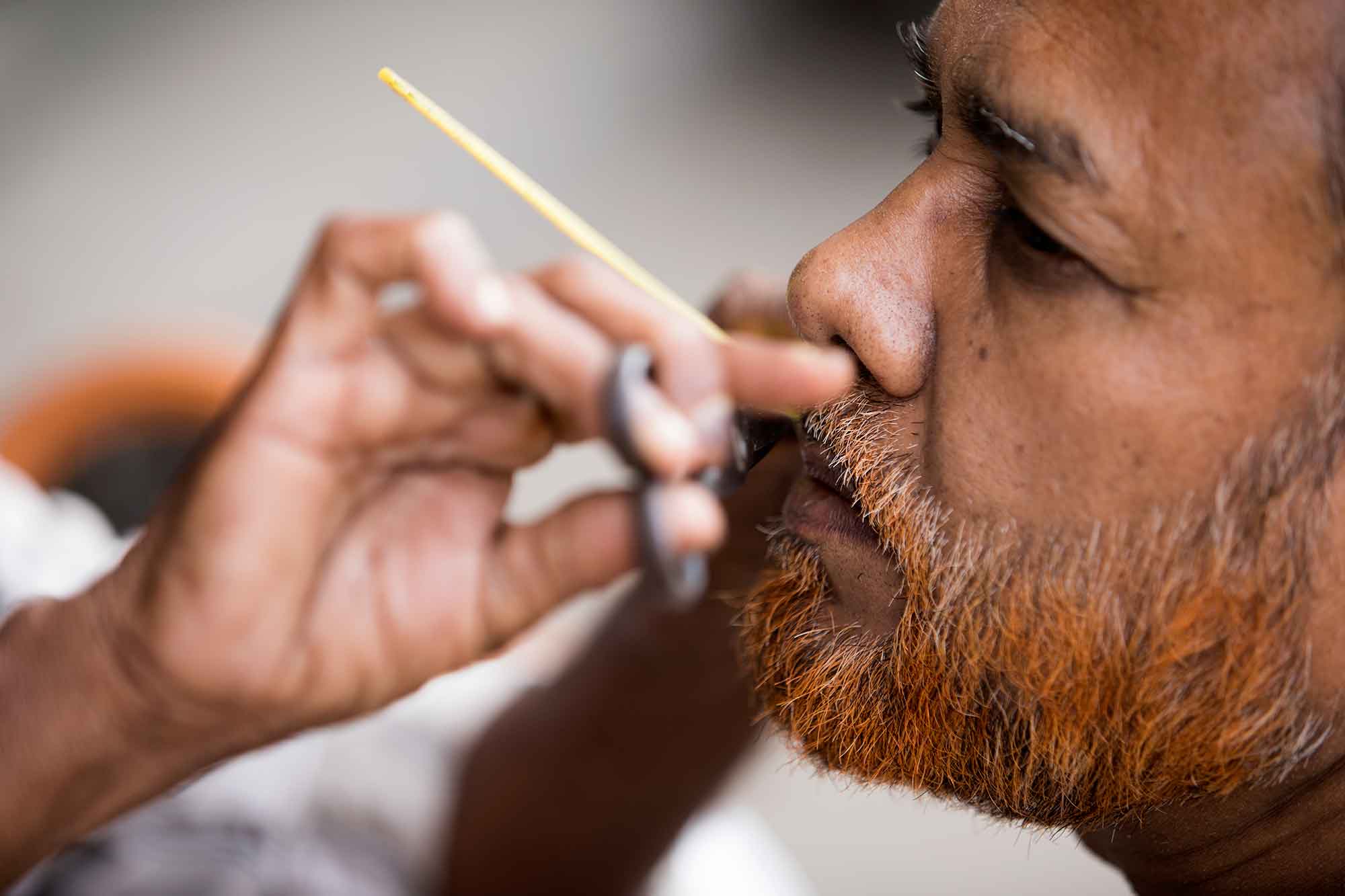 beard-trimming-streets-kolkata-india