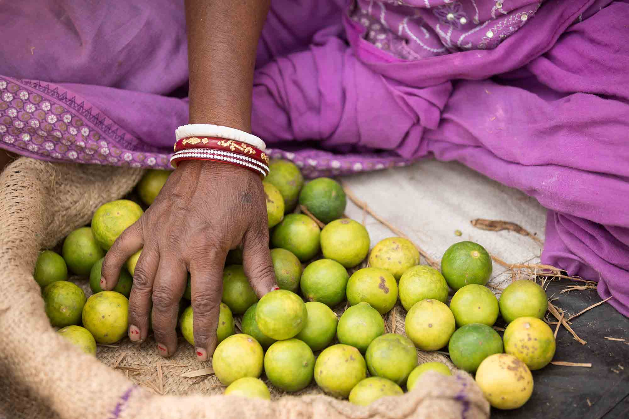 hands-market-woman-limes-kolkata-india