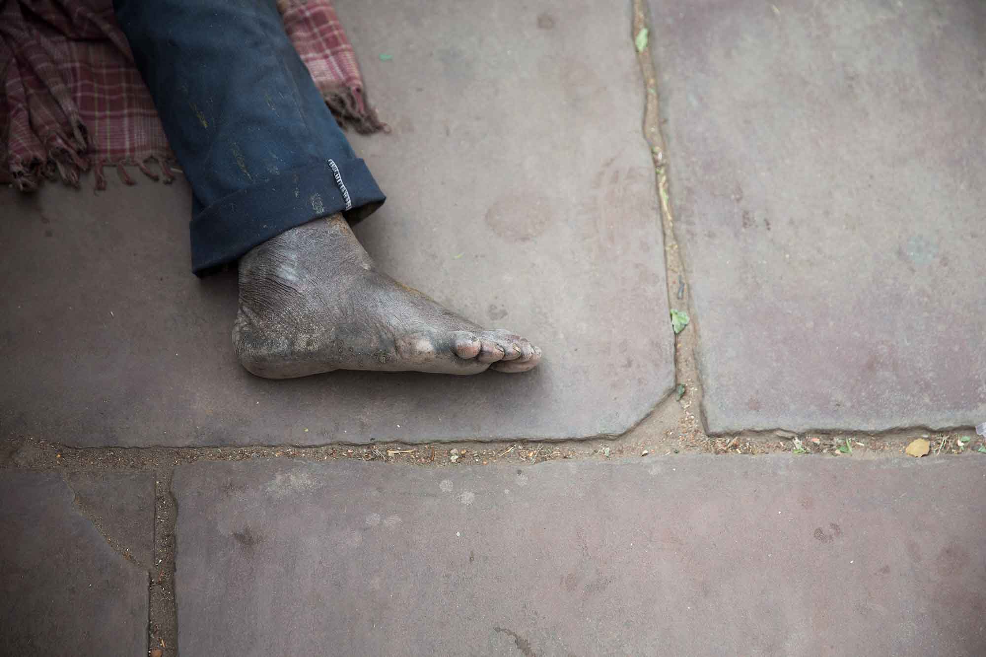 sleeping-man-foot-Mullick-Ghat-Flower-Market-kolkata-india