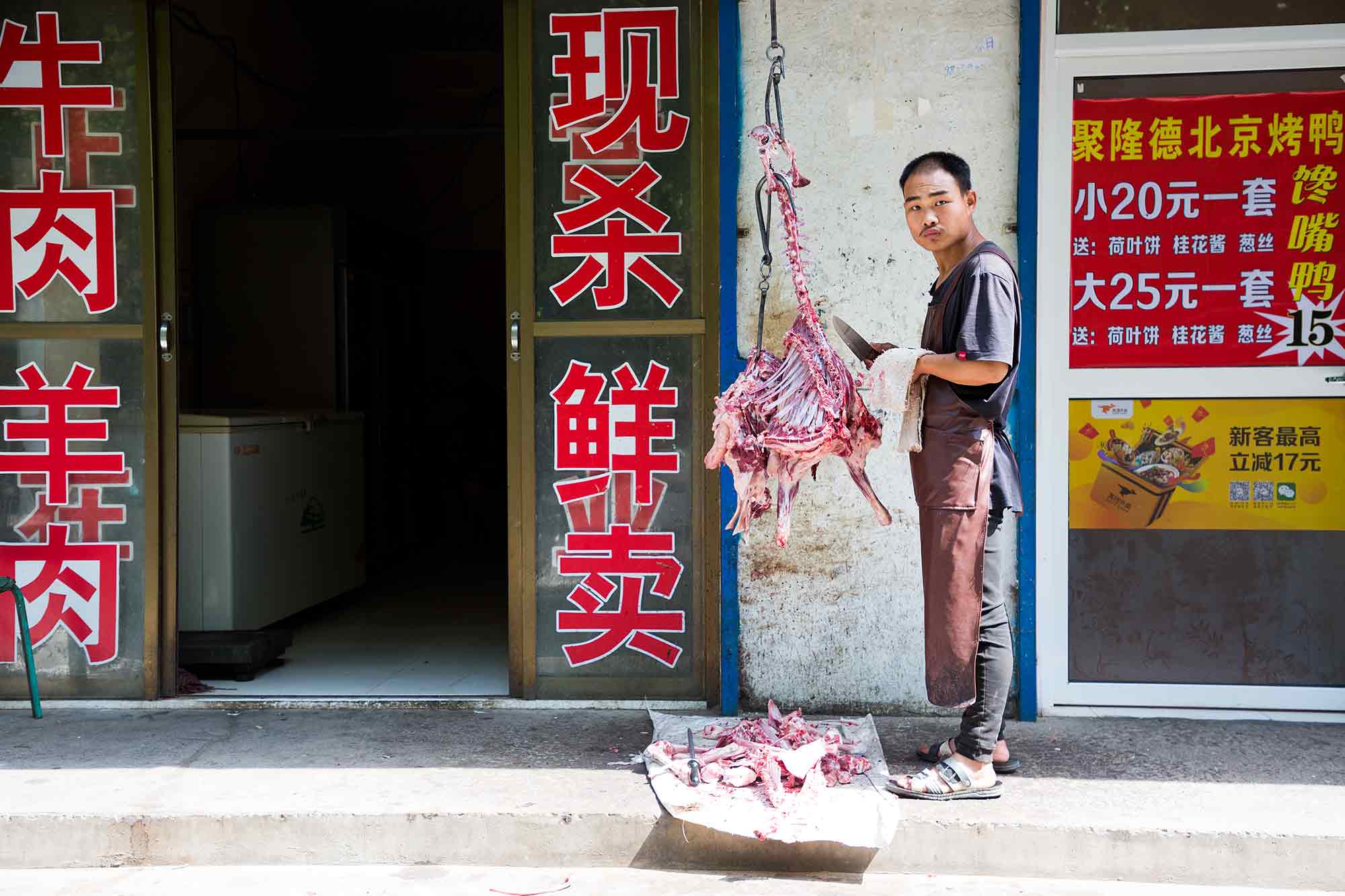 A butcher in Huayin. © ULLI MAIER & NISA MAIER