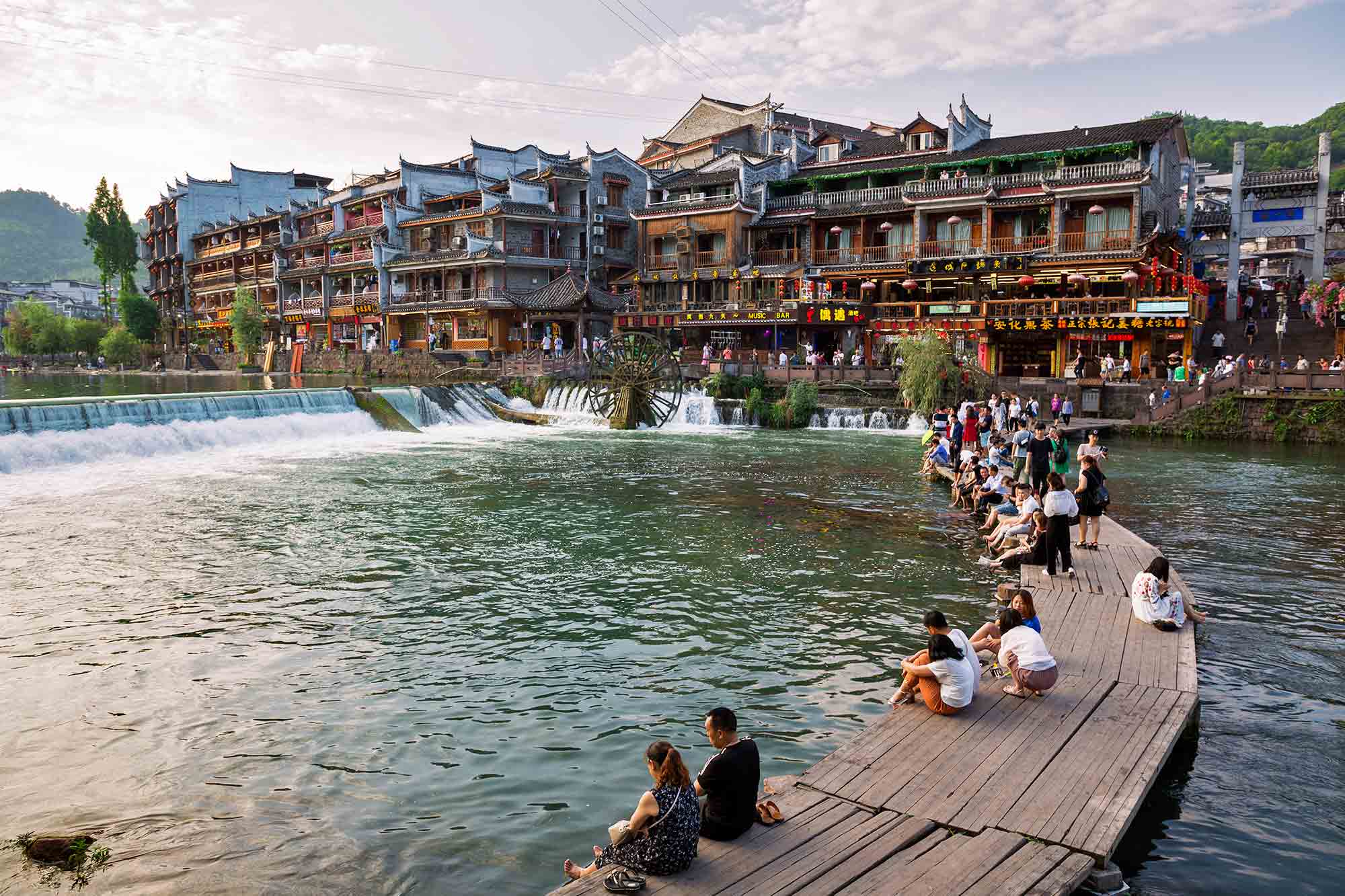 Tuojiang river crossed right through the town of Fenghuang. © ULLI MAIER & NISA MAIER