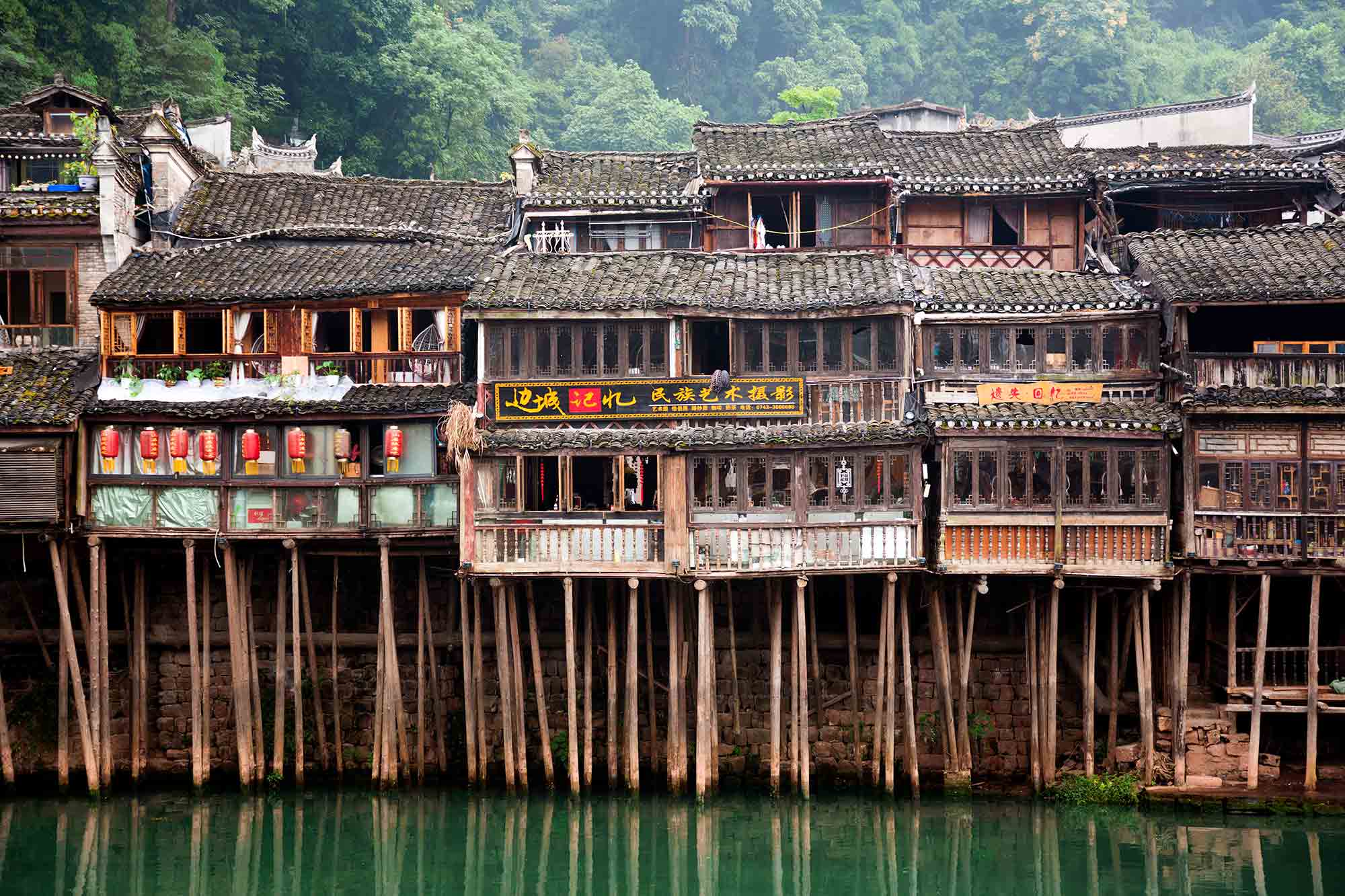 Fenghuang Town is a wonderful example of what villages were like prior to the onset of modernisation. Here dozens of alleys paved with flagstones run between the houses, each showing wear caused by the feet of generations of local people who have used them when going about their daily business. © ULLI MAIER & NISA MAIER